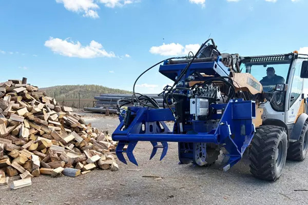 AXEUS 400 AIM v reálném provozu při zpracování dřeva